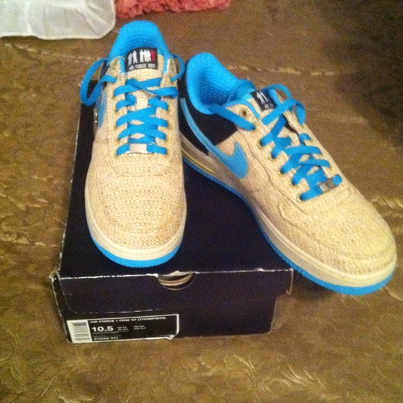 Tennis shoes