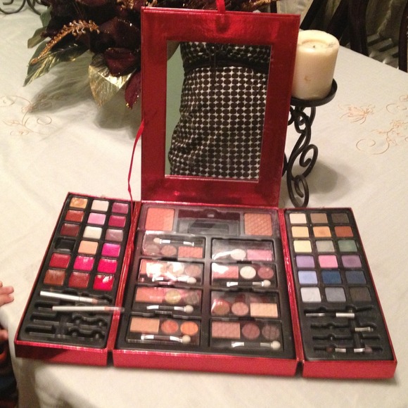 Makeup - Picture 1 of 4