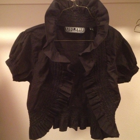 Black ruffled cover