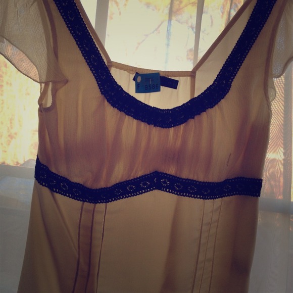 ❌SOLD❌The Limited Blouse Size XS. Cute!