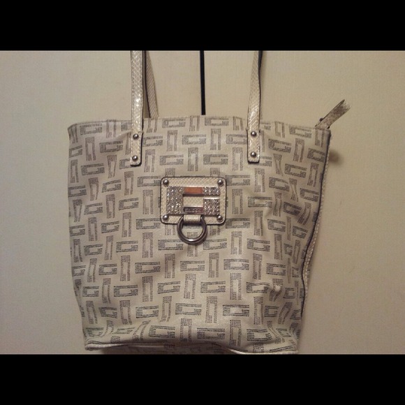 Authentic Guess Handbag. - Picture 2 of 4