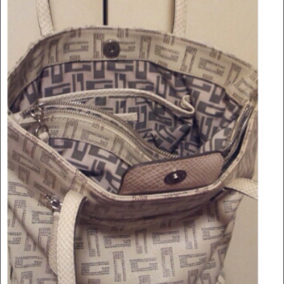 Authentic Guess Handbag. - Picture 3 of 4