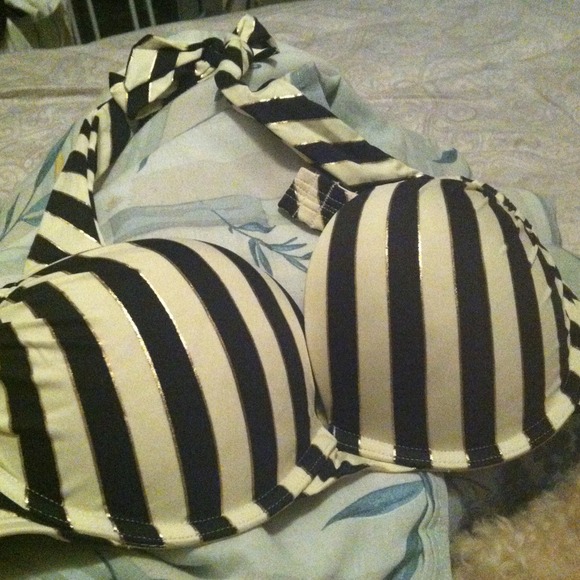 VS bathing suit top. Size 34b miracle bra