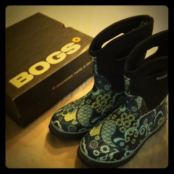 bogs Boots - TRADED Blue paisley bogs! (Medium height) size 6