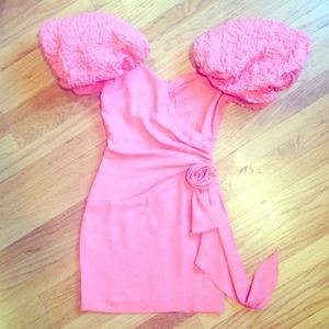 Sold 👏 Vintage coral puffy shoulder dress