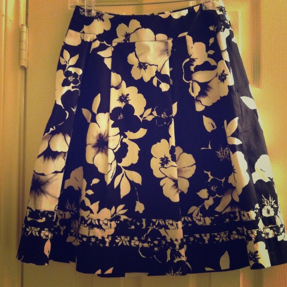 NWOT Black and white print skirt.