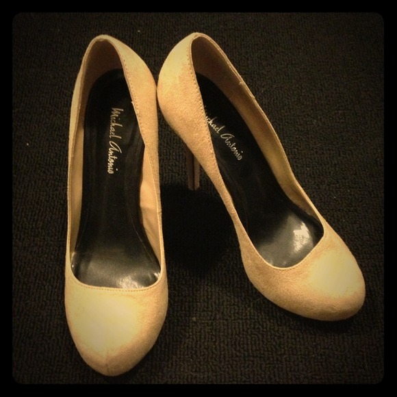 Nude suede pump!!!