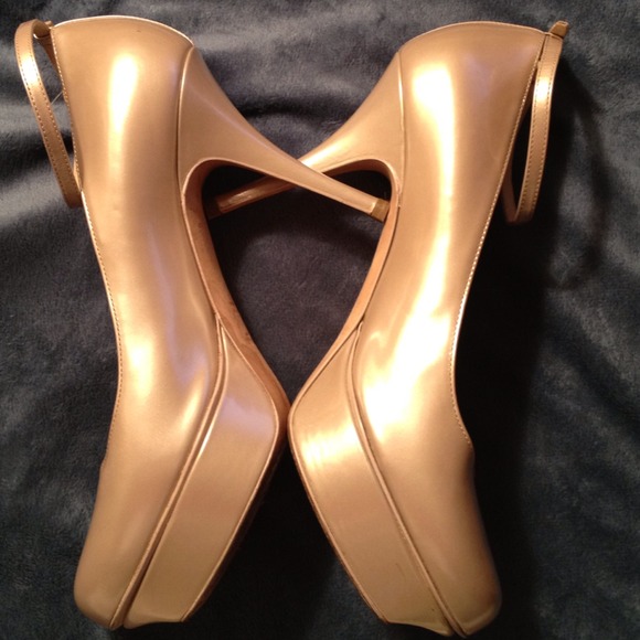 👠🎉🎉HOST PICK🎉🎉Yves Saint Laurent Pumps 👠 - Picture 3 of 4