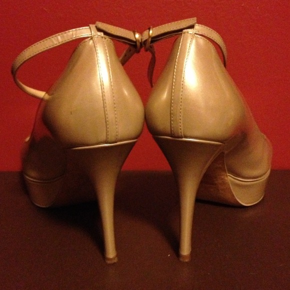 👠🎉🎉HOST PICK🎉🎉Yves Saint Laurent Pumps 👠 - Picture 4 of 4