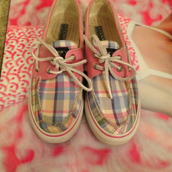 Size 6, pink plaid Sperrys! Perfect for spring!!