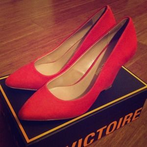 POUR La VICTOIRE Mai poppy red wedge