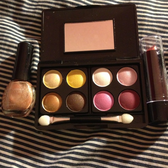NEW🎀Eye Shadow Compact, lipstick& gold polish set - Picture 1 of 4