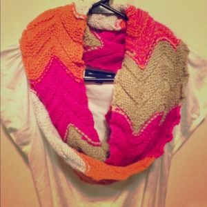 Tricolored closed knit scarf