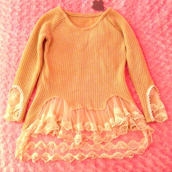 Tan vintagy knit shirt with lace