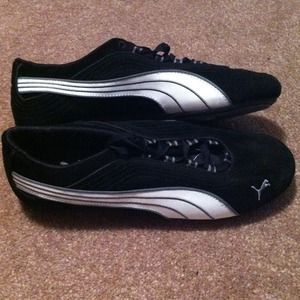Womens sz.10 Puma shoes