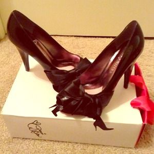 Pairs Hilton black peep toe bow heels