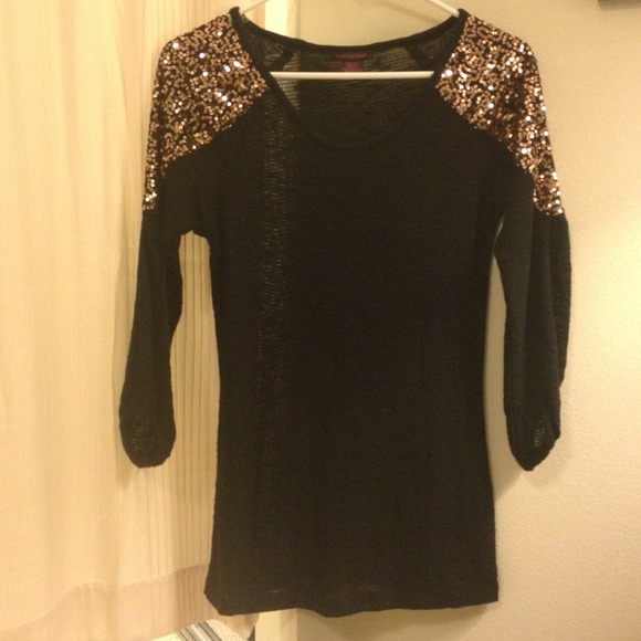 🚫SOLD🚫 Shoulder sequin top