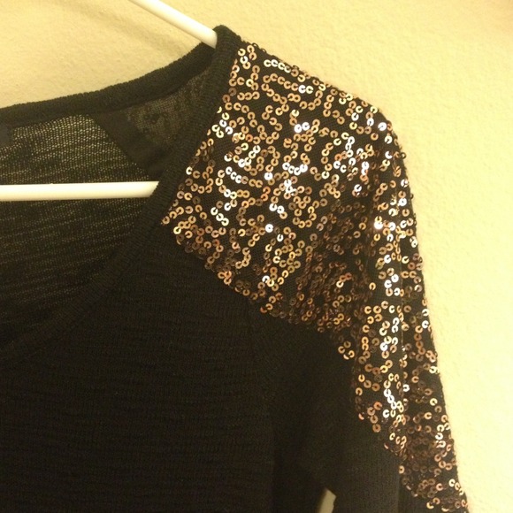 🚫SOLD🚫 Shoulder sequin top - Picture 2 of 2