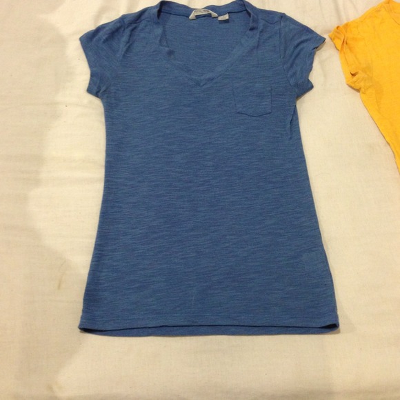 Blue V-neck w/ chest pocket - Picture 1 of 3