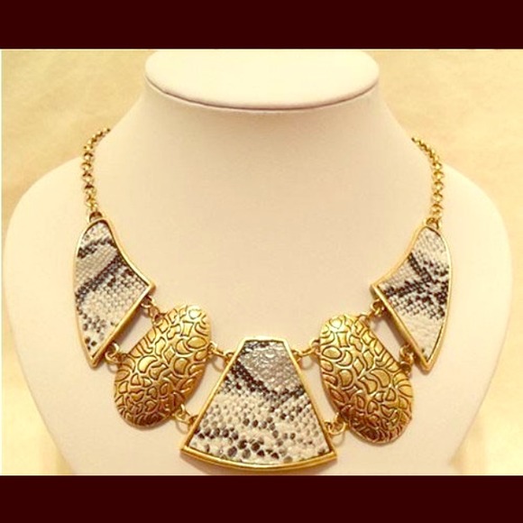 Jewelry - 🌟NEW🌟 Fashion statement necklace