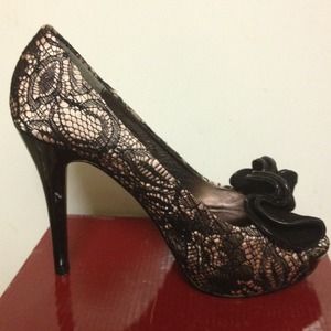 Steve Madden lace pumps