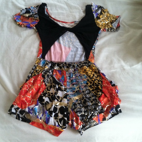 SOLD...............Bold pattern multi color romper - Picture 2 of 3
