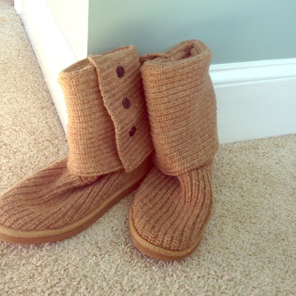 **SOLD***Tan Crochet Ugg boots size 9