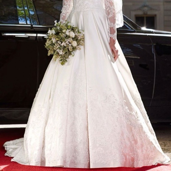 Kate Middleton Wedding Dress Replica - Picture 3 of 4