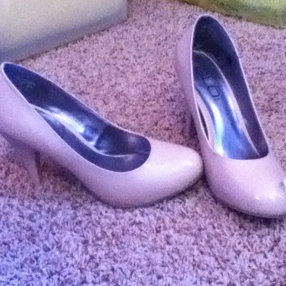 Nude Pumps