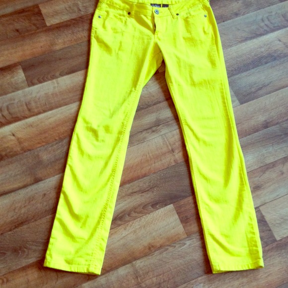 -SOLD- Bright yellow statement jeans