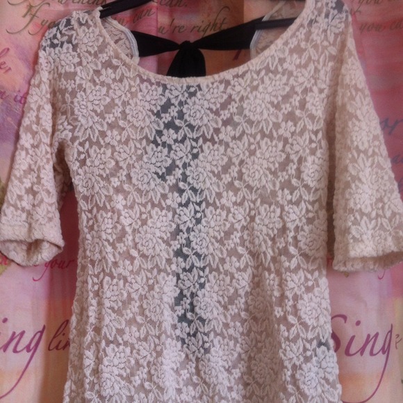 Lace shirt with black ribbon in the back