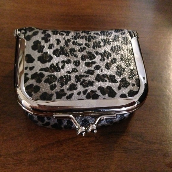 🚫SOLD🚫Gray cheetah print contact lenses case