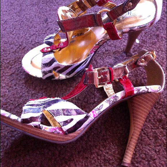 Beige/Red Gold metallic tiger Sandals size 9