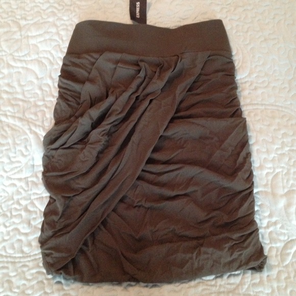 Express ruffle layer skirt BNWT. Olive green. - Picture 3 of 3
