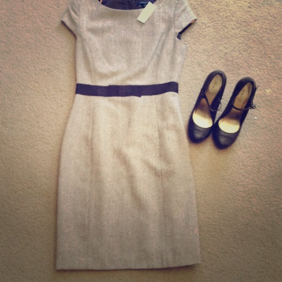 Banana Republic Dresses & Skirts - Banana Republic cap sleeve shift dress