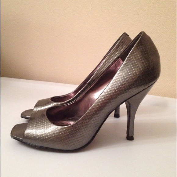 BCBG shoes - Picture 2 of 4