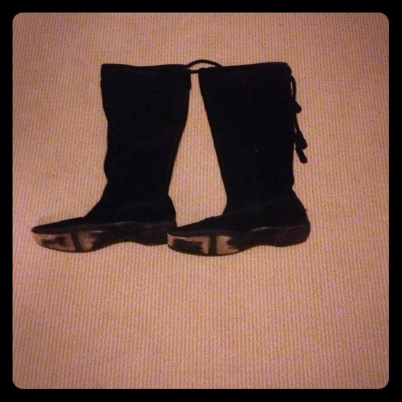 Amazing black suede boots! Long an flat! Gorg!!