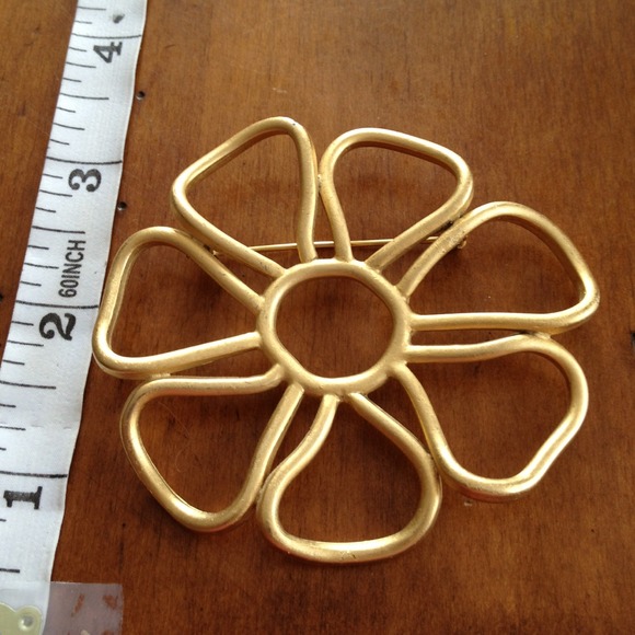 🌠🌠Gold flower pin designer