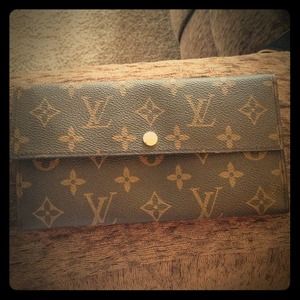 LV wallet 🎀bundled🎀