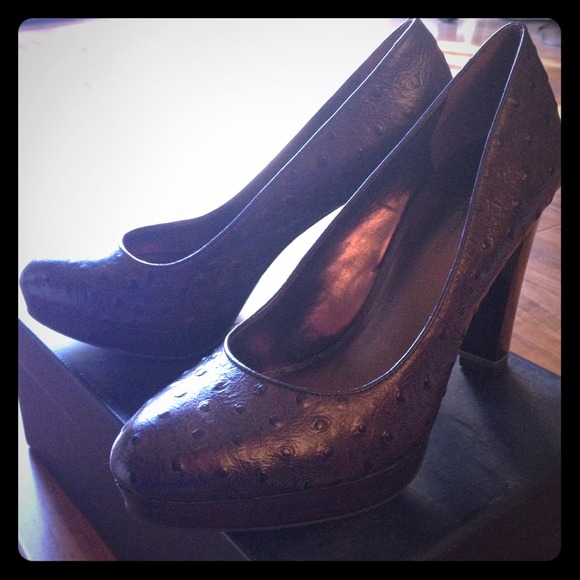 Banana Republic Shoes - Banana Republic Natalya Pump. Size 8.