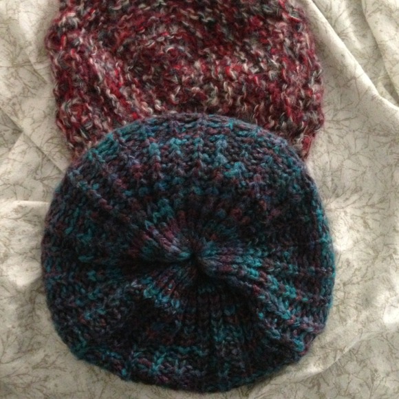 Both New. Two berets from forever 21 H81