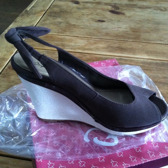 *SOLD*Bundle for aismara* Brand new brown wedges