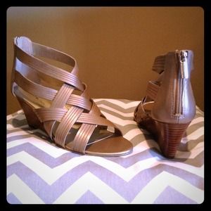 ✨Lowered✨Bandolino golden sandals! ADORABLE!