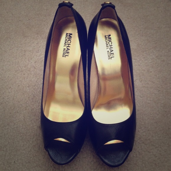 Michael Kors peep toe. Reserve.