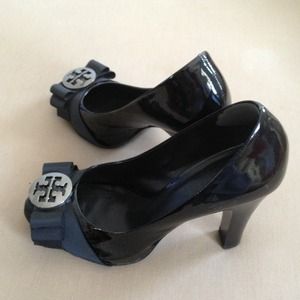 HOLD Tory Burch open toe pump