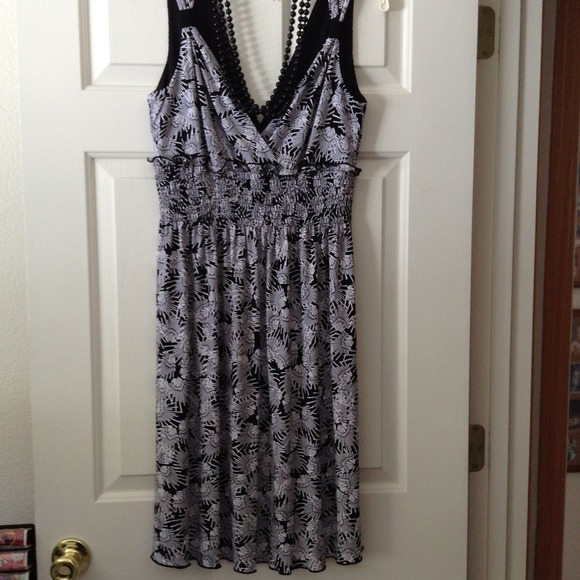 ❗SOLD❗💋Blk-Wht dress very pretty - Picture 2 of 4