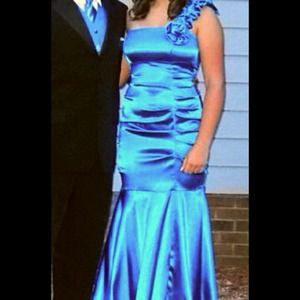 Gorgeous royal blue-fitted prom/formal dress!!