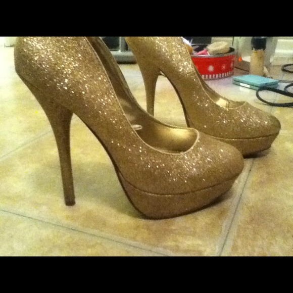 ✨✨Forever 21 Gold Pumps.✨✨