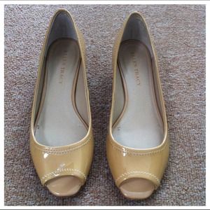 ELLEN TRACY Nude patent peep toe