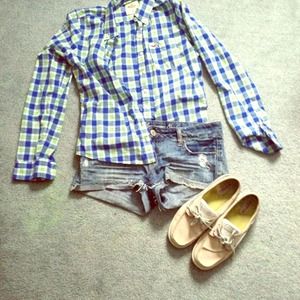 😍Traded😍Light weight checkered Hollister shirt